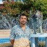 Irv安东尼奥 in front of the lion fountain.